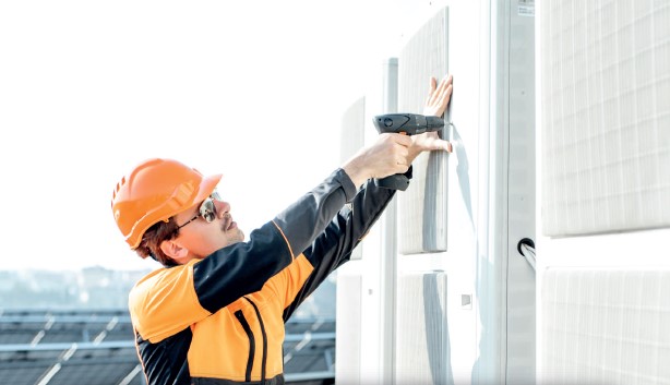 Homrbe trabajando en aire acondicionado